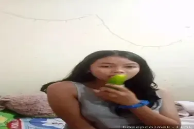 Cewek Sange Colmek Pakai Timun Gede Brutal
