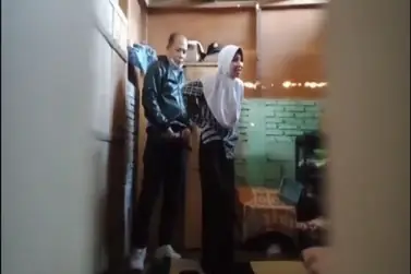 Dikamar Pasangan umur 40-an ngentot diam-diam di kamar